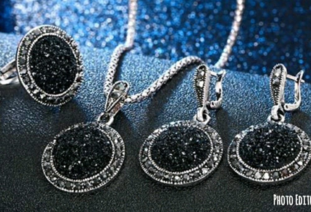 New crushed stone Resin Black jewelry set - Picture 2 of 2